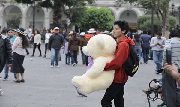 VIDEO: El joven peruano más romántico del Día de San Valentín que se volvió viral en internet