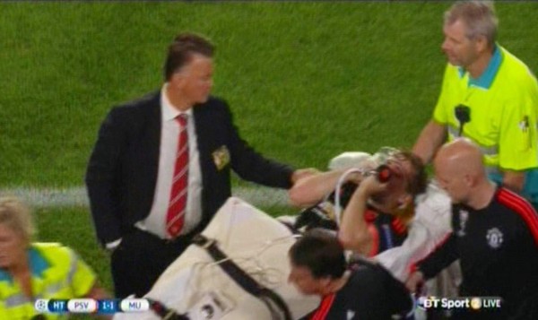 EN FOTOS: Con oxígeno sacaron a Luke Shaw tras dura lesión de Héctor Moreno