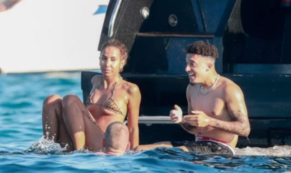 ¿Quién es la misteriosa mujer que disfruta de vacaciones junto a Jadon Sancho en Ibiza?