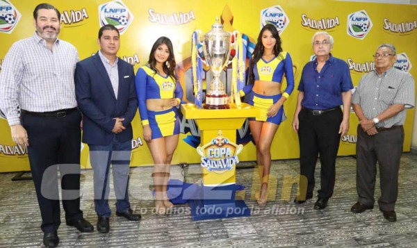 FOTOS: Clara y Bella, las muñecas que adornaron la Copa de campeón