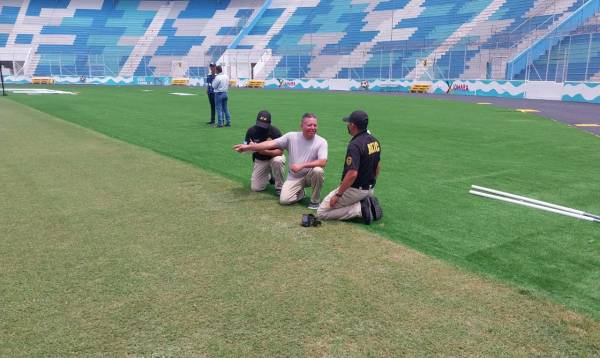 La ATIC realizando trabajos de investigación en el estadio Nacional.