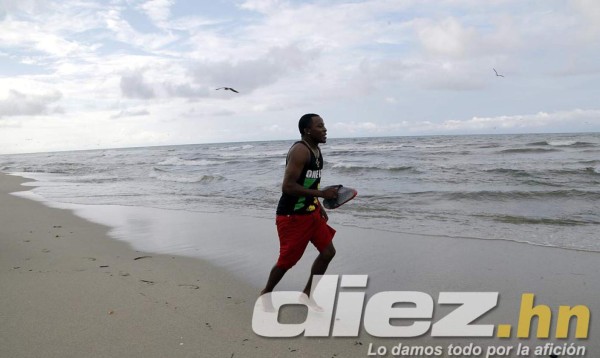 Marvin Chávez disfruta de sus vacaciones en su natal Sambo Creek