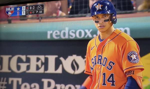 El catracho ha conectado dos imparables en con los Astros en cuatro juegos.