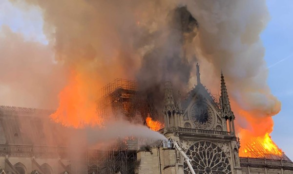 Tristes imágenes: Así agarró fuego la reconocida catedral de Notre Dame en París