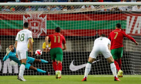 Cristiano Ronaldo suelta puñetazo a su rival y así festejó tras convertirse en el histórico goleador de selecciones
