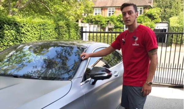 Los millonarios lujos que se da Mesut Özil en Inglaterra: Colección de autos y sala de juegos&nbsp;&nbsp;