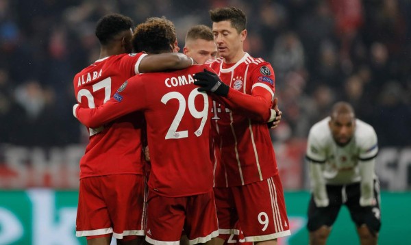 MUN01. MUNICH (ALEMANIA), 20/02/2018.- Jugadores de Bayern celebran el 1-0 ante Besiktas hoy, martes 20 de febrero de 2018, durante un partido de la Liga de Campeones entre FC Bayern Munich y Besiktas Estambul en Munich (Alemania). EFE/RONALD WITTEK