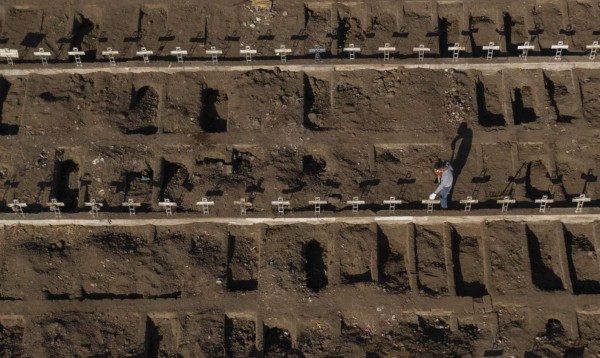 Coronavirus: Fueron sorprendidos con récord de muertos y empezaron a cavar miles de tumbas