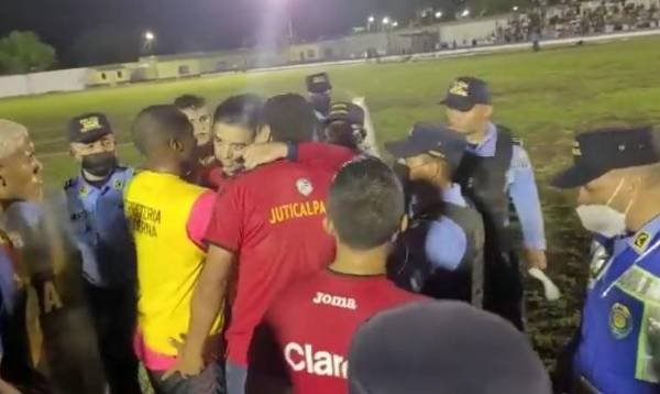 El entrenador Nerlin Membreño junto al árbitro Luis Mejía.