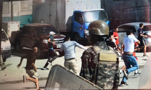 Barra de Marathón y olimpistas vestidos de civiles se agarran a pedradas afuera del Yankel