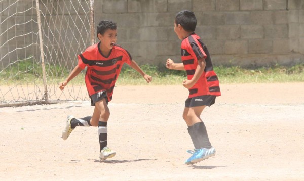Los niños que son figuras en las polvorientas canchas de Tegucigalpa