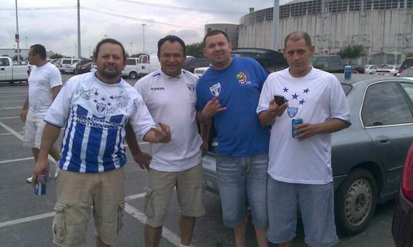 Hondureños por el mundo vibrando por la Bicolor