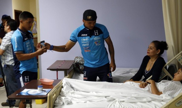 La Selección de Honduras emociona a los niños de la Fundación Ruth Paz