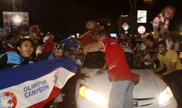 ¡Locura total! La afición olimpista invade las callejas para festejar la copa 30