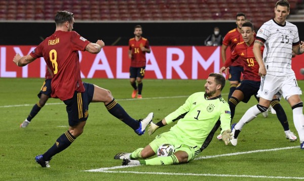 FOTOS: El 'caño' a Sergio Ramos, el enfado de Luis Enrique y los debutantes en el Alemania-España