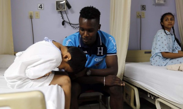 La Selección de Honduras emociona a los niños de la Fundación Ruth Paz