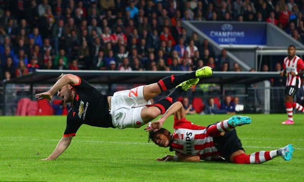 EN FOTOS: Con oxígeno sacaron a Luke Shaw tras dura lesión de Héctor Moreno