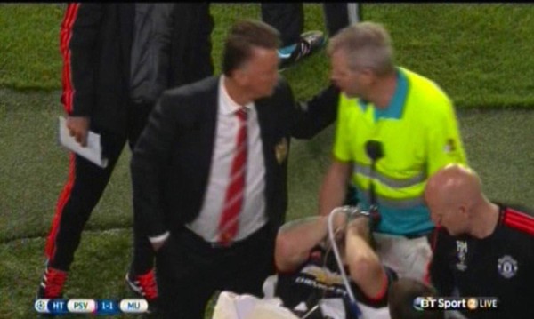 EN FOTOS: Con oxígeno sacaron a Luke Shaw tras dura lesión de Héctor Moreno