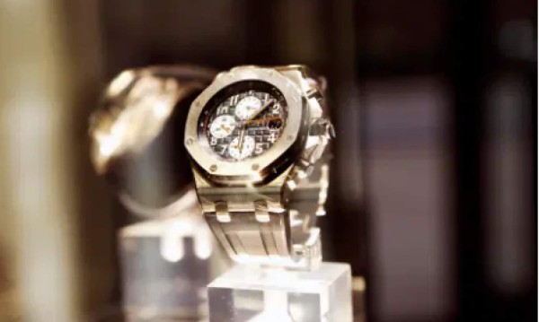 Pasó a ser millonario vendiendo relojes tras jugar con Cristiano Ronaldo y retirarse a los 24 años&nbsp;&nbsp;