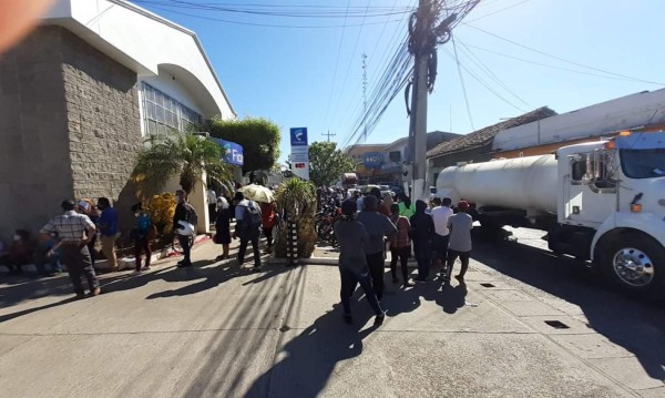 Bancos de Honduras vuelven a abarrotarse en pleno brote de coronavirus