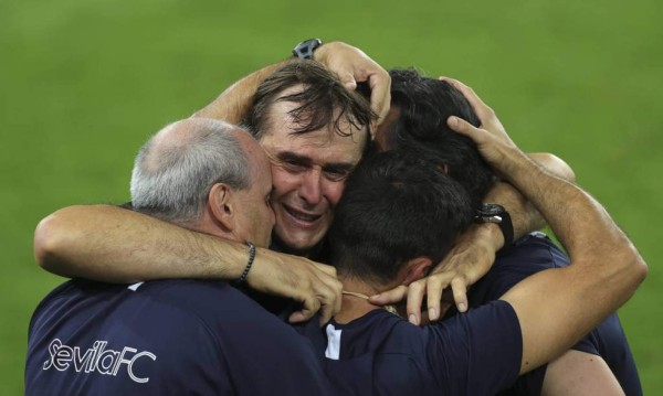 Llanto por un lado y alegría por otro: Lo que no viste de la celebración del Sevilla en la UEFA Europa League
