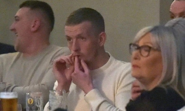 Jordan Pickford no hace caso a la cuarentena del coronavirus y se va a ver boxeo con su mujer