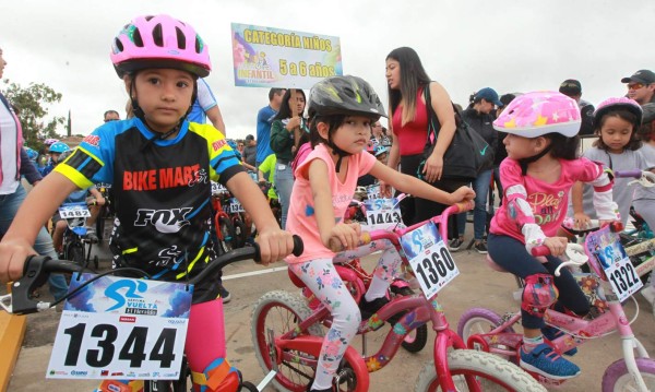Niños engalaron el comienzo de la Vuelta Ciclística de El Heraldo