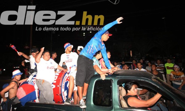 Aficionados festejan el título 29 del Olimpia en las calles