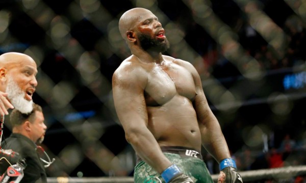 ¡Terribles fotos! De un brutal golpe le rompen los labios a un peleador en la UFC