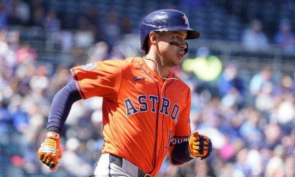 Mauricio Dubón continúa con su buen registro en el bateo. Su promedio en la temporada es de .298.