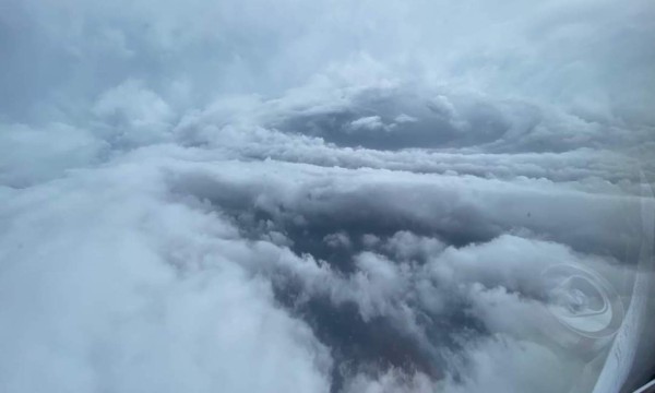 Fotos: Así es el impactante ojo de Iota en categoría cinco visto desde un avión caza huracanes