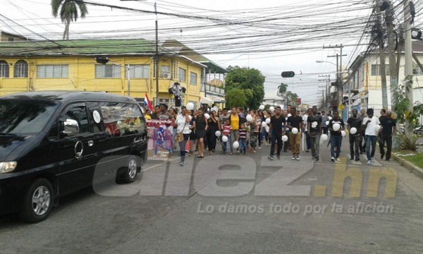 FOTOS: Las desgarradoras imágenes del sepelio de Arnold Peralta