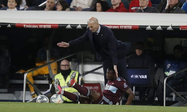 Fotos: El patadón al rostro que se llevó Zidane y su fea caída en el Real Madrid-Celta