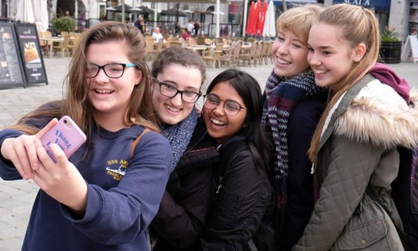 Se quitaron la mascarilla: el oasis donde la gente ya está vacunada contra el Covid-19 y todo volvió a la normalidad