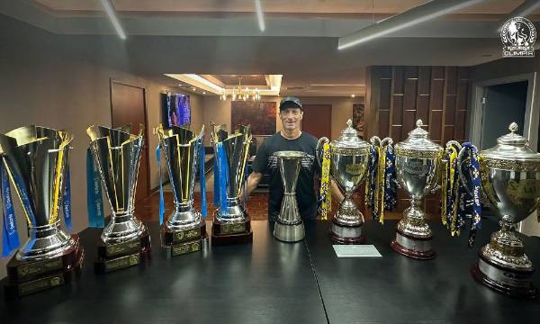 Pedro Troglio y todas las copas que ha ganado dirigiendo al Olimpia de Honduras.