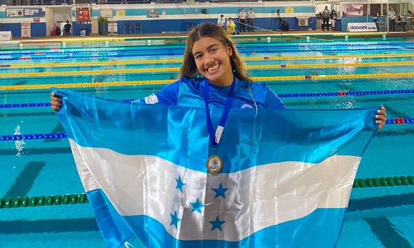 La nadadora hondureña Michell Ramírez cierra invicta en liga universitaria de Puerto Rico