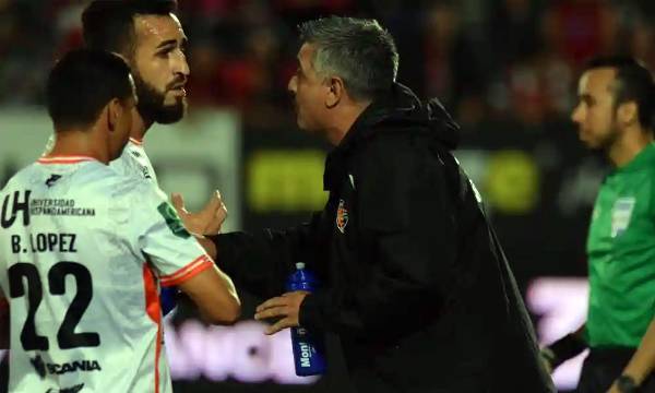 Puntarenas perdió ante Alajuelense y Diego Vázquez se quejó del arbitraje: Le pidieron comparar el de Costa Rica y Honduras y no dudó en responder