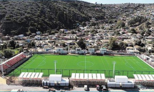 ¡De su bolsillo! 'Chupete' Suazo construyó un estadio para la comunidad de San Antonio