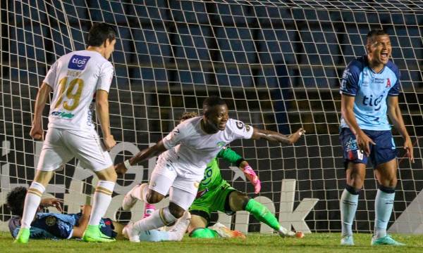 El delantero hondureño Júnior Lacayo celebrando un gol que le hizo al Alianza por la Conacaf League.
