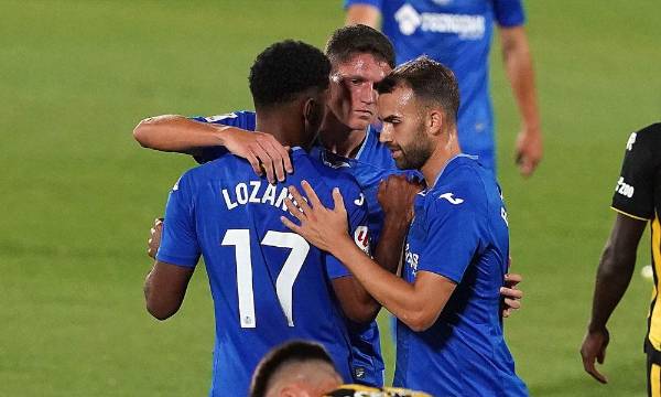 Choco Lozano celebra un gol ante Vitesse junto a Borja Mayoral.