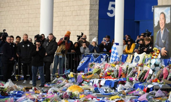 Jugadores del Leicester le rindieron tributo a su presidente en el King Power Stadium