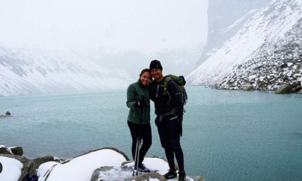 El mediocampista Roger Espinoza anuncia compromiso matrimonial con guapa futbolista en EUA