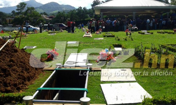 FOTOS: Las desgarradoras imágenes del sepelio de Arnold Peralta