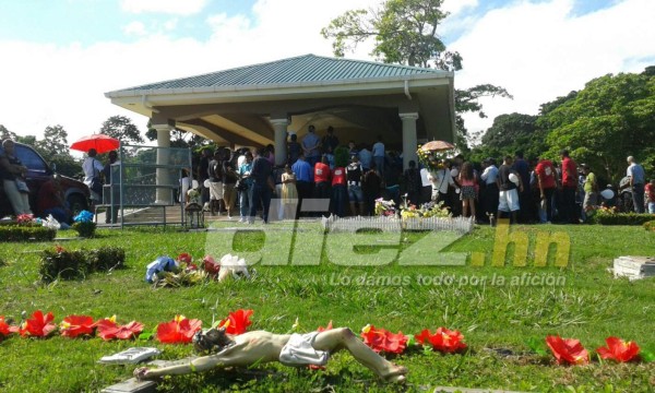 FOTOS: Las desgarradoras imágenes del sepelio de Arnold Peralta