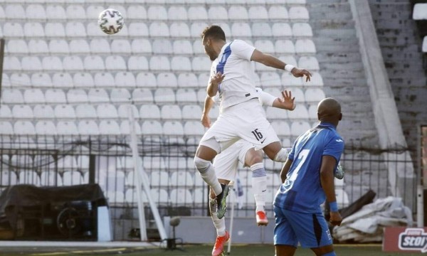 El futbolista catracho que sorprendió a fotógrafos griegos y los 'pelones' de Honduras ante Grecia