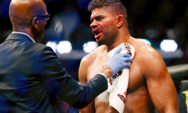 ¡Terribles fotos! De un brutal golpe le rompen los labios a un peleador en la UFC