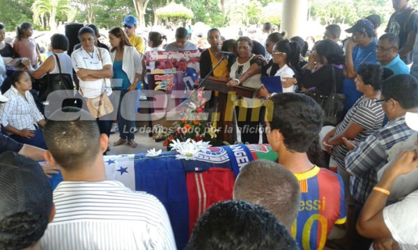 FOTOS: Las desgarradoras imágenes del sepelio de Arnold Peralta