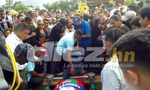 FOTOS: Las desgarradoras imágenes del sepelio de Arnold Peralta