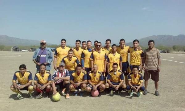 Omar, (tercera de derecha a izquierda arriba), en una de sus habituales potras en Coahuila.