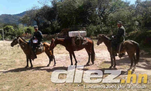 Curiosas: Urnas llevadas a caballo, alcalde se pone a bailar y niños la sensación